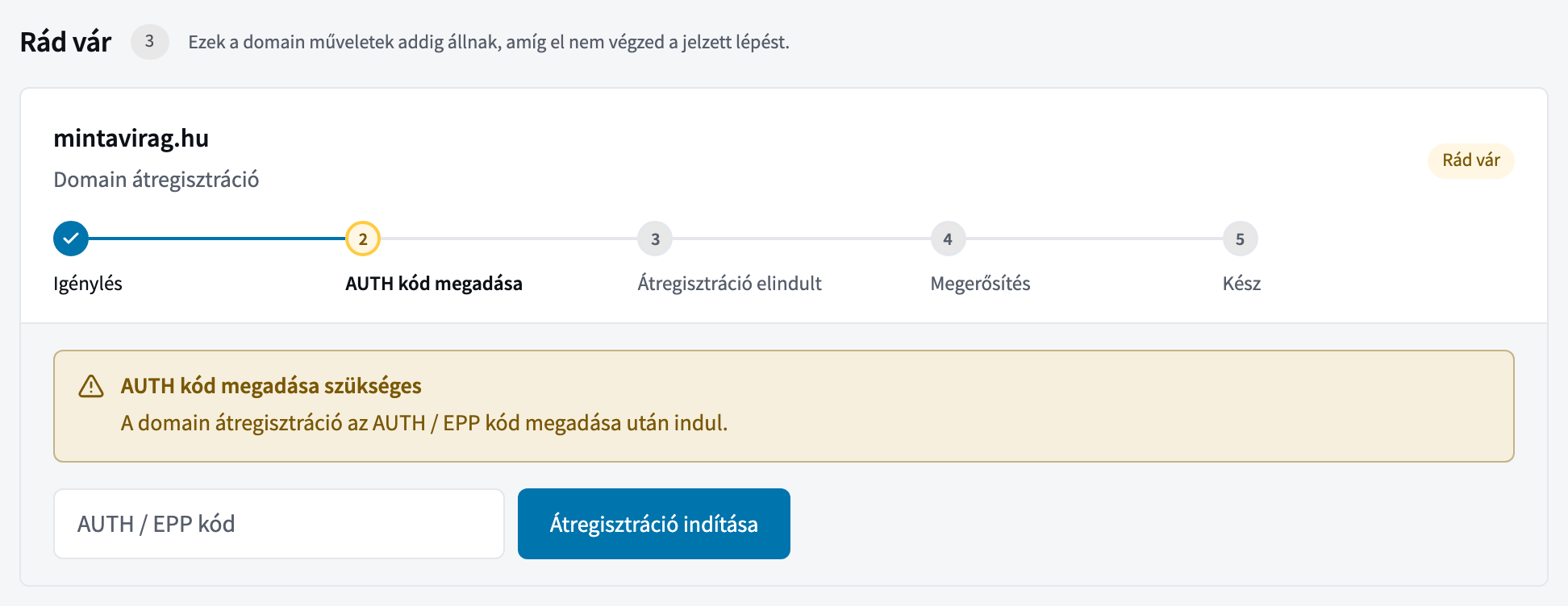 A Műveletközpont Rád vár része egy domain átregisztráció kártyájával: folyamatjelző az AUTH kód megadása lépésnél, alatta az AUTH / EPP kód mező és az Átregisztráció indítása gomb