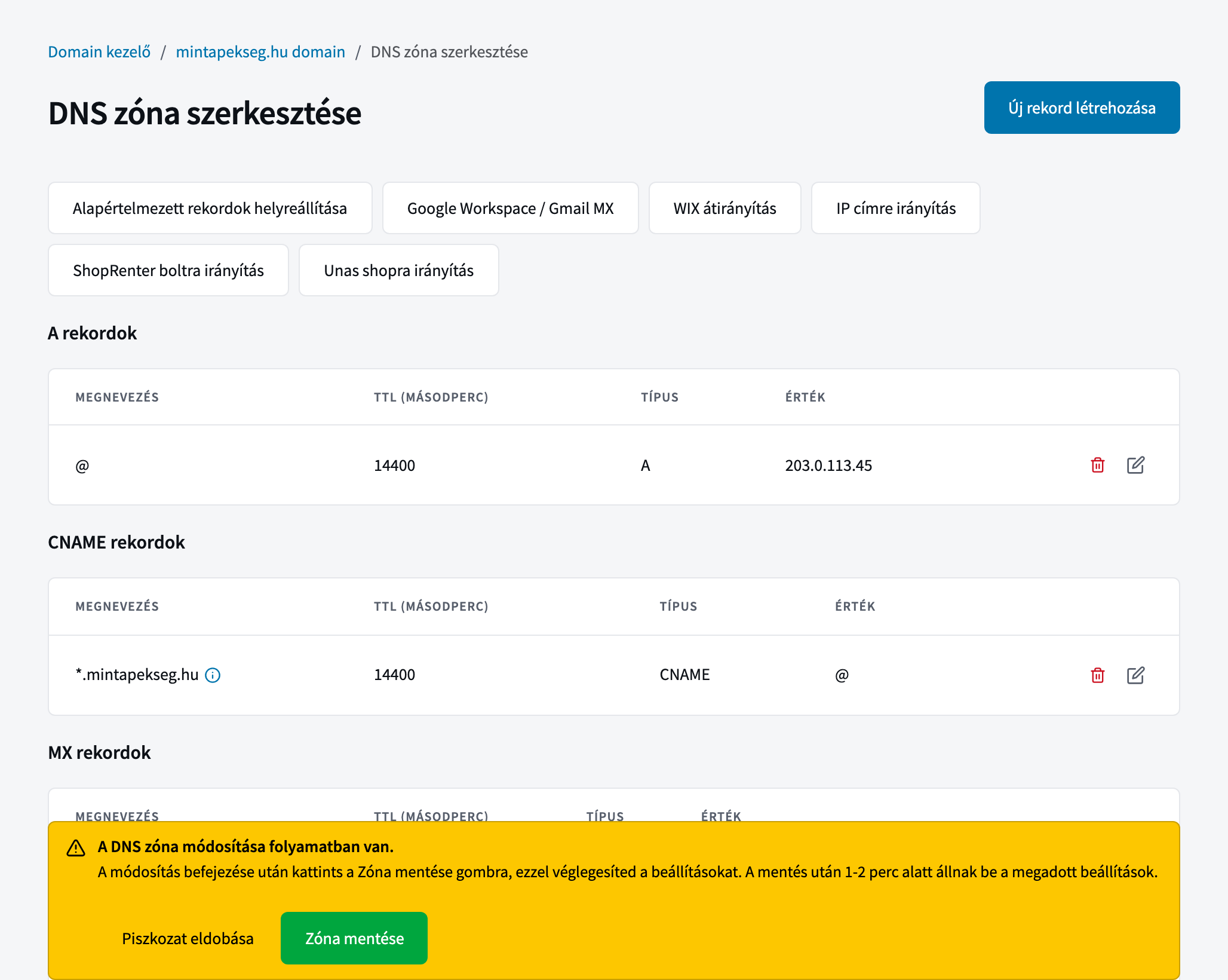 A DNS zóna szerkesztése oldal a sablon gombokkal, a rekordokkal és a lap alján a sárga sávval, benne a Piszkozat eldobása és a Zóna mentése gombbal