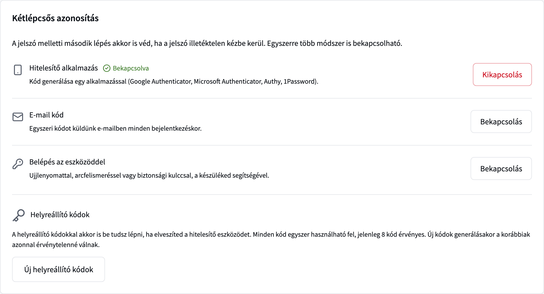 A Kétlépcsős azonosítás kártya a Biztonság oldalon: bekapcsolt hitelesítő alkalmazás, az e-mail kód és az eszközös belépés Bekapcsolás gombja, alatta a helyreállító kódok