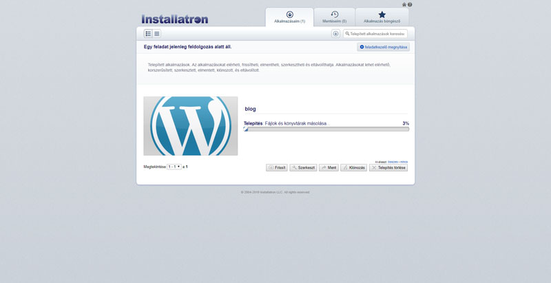 Folyamatban lévő WordPress telepítés az alkalmazástelepítőben, állapotjelző sávval